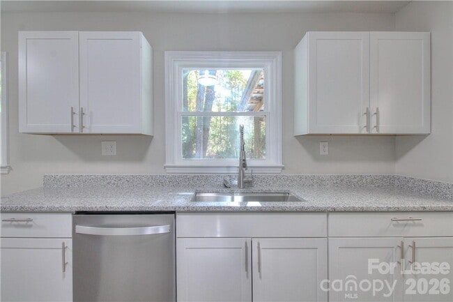 Building Photo - 1300 Sharon Dr