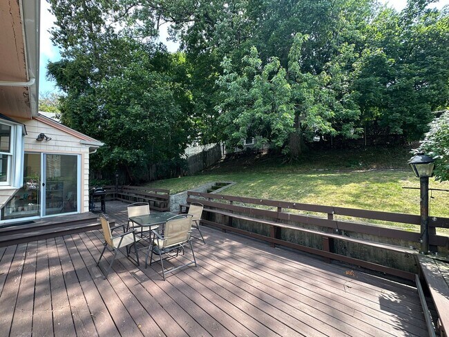 Building Photo - 3 Bed/1.5 Bath - Backyard - Off-Street Parking - Oak Square