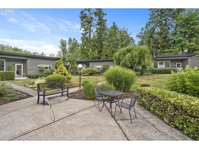 Building Photo - Charming 2 Bedroom Condo in SW Portland!