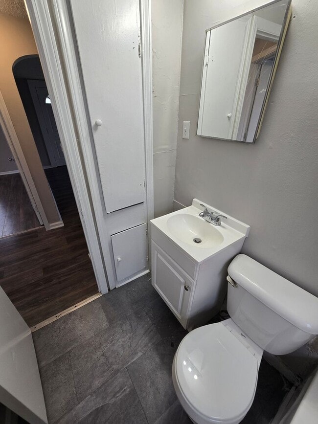 Building Photo - 2 BEDROOM SINGLE FAMILY