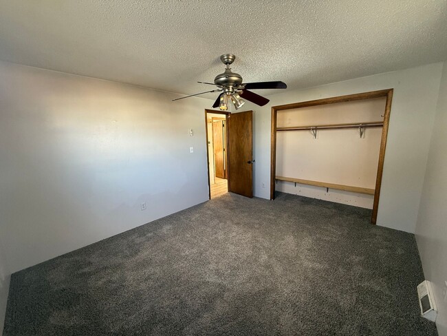 Building Photo - Two bedroom, One and half bathroom house! Pet friendly!