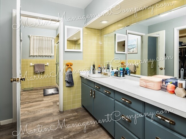 Building Photo - 906 S Barrett Ave