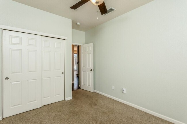 Building Photo - Gorgeous Roseville Home in Gated Community!
