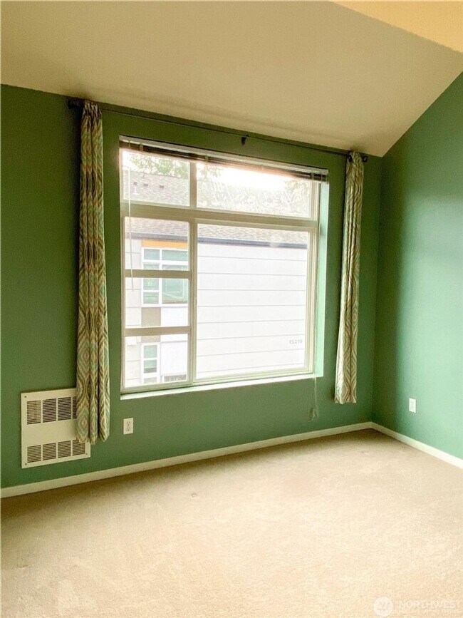 Building Photo - 2bd/1.75ba Redmond Townhome