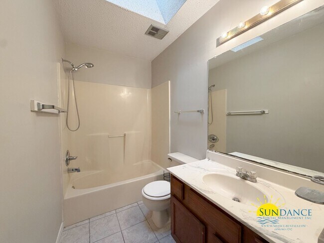 Building Photo - 1 Bedroom Cottage-Style Townhouse In Fort Walton Beach!