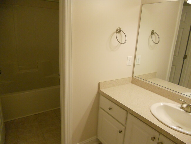 Building Photo - 409 Pointe Dr