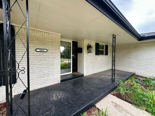 Building Photo - Lawn Care & WiFi Included