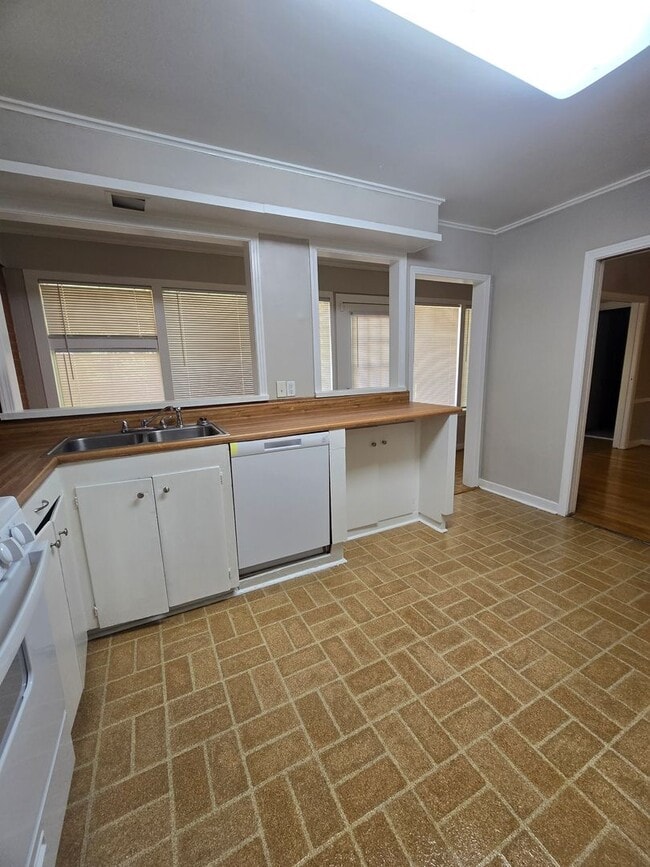 Building Photo - 3 bedroom 2 bathroom