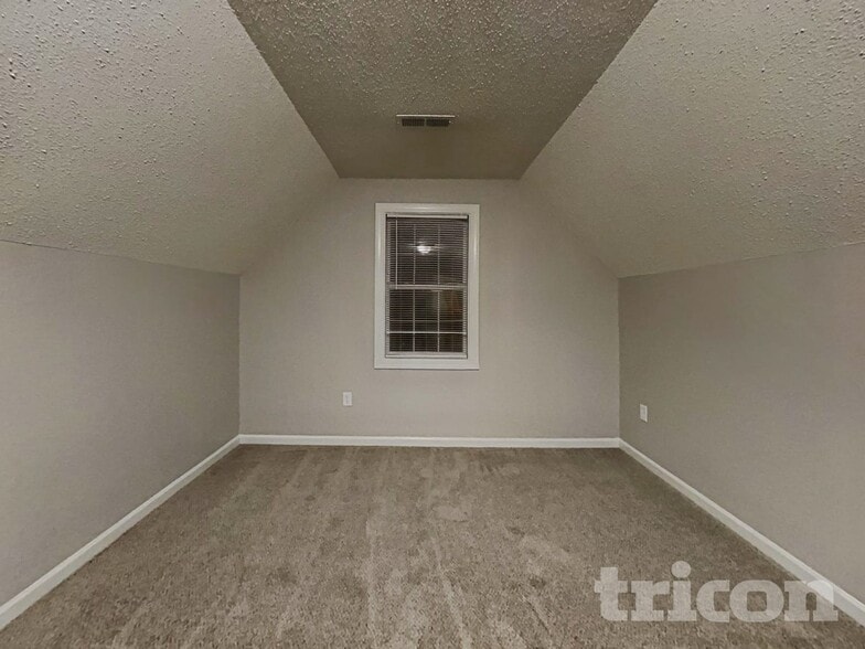 Building Photo - 2941 Ireton Pl