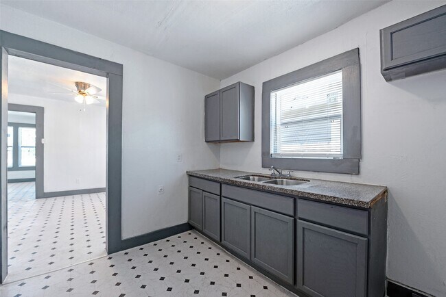 Building Photo - 2526 Campbell St