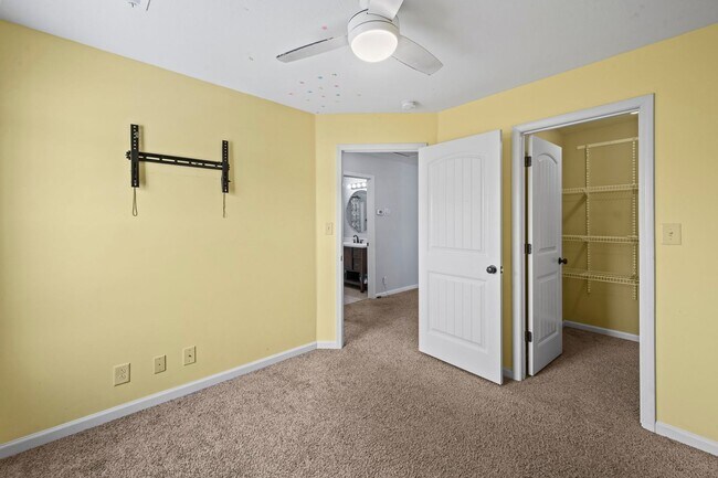 Building Photo - Move-In Special Available! Spacious 3BR Home with Bonus Room, Fireplace & Fenced Yard