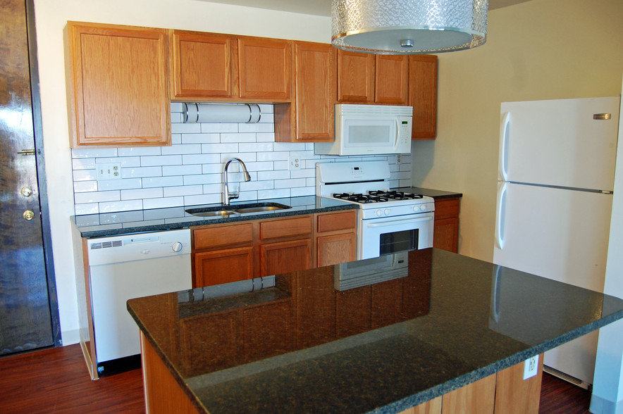 Kitchen w/granite - The Highland Square