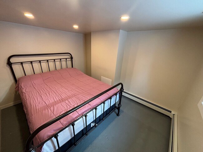 Building Photo - Duluth MN - Single Family Home - 4 Bed - 2...