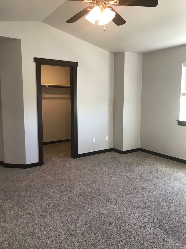 Building Photo - 3 Bedroom, 2 1/2 Bathroom Unit in Duplex f...