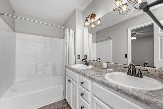 Building Photo - 5499 Chantilly Cir