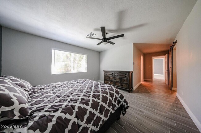 Building Photo - 11207 S Iroquois Dr