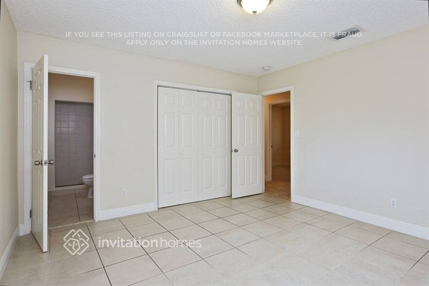Building Photo - 4904 SW 90th Ave