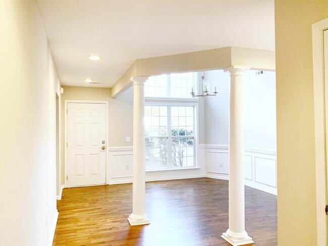 Building Photo - 105 Crown Empire Ct