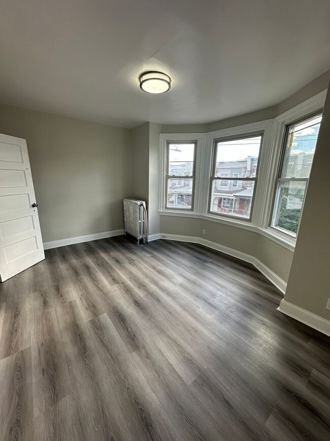 Building Photo - Newly Renovated 3 Bed/1 Bath Rowhome