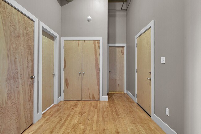 Building Photo - Cozy-Mod New-School Loft
