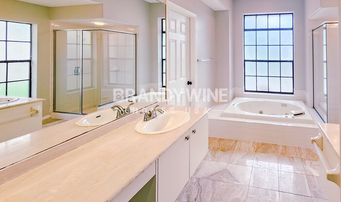 Building Photo - 7036 Fallbrook Ct