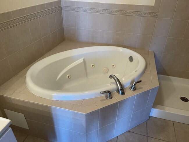 Building Photo - 102 Williams St