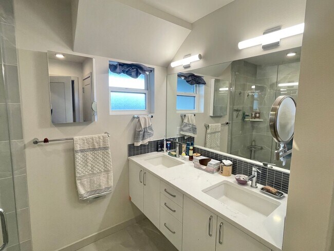Building Photo - 4 Star Green Built 2-Bedroom, 2-Bath Townhome