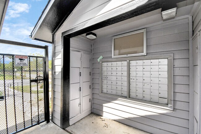 Building Photo - 2701 W Bellfort Ave