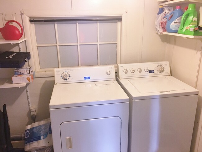 Building Photo - Cute 2 bed/1 bath bungalow near Springfiel...