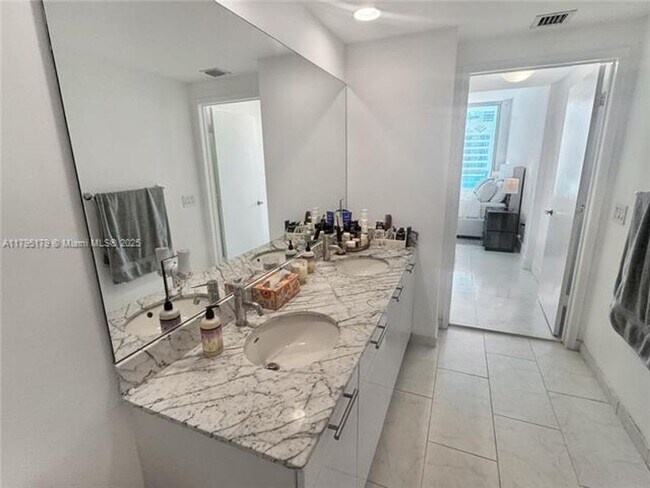 Building Photo - 950 Brickell Bay Dr