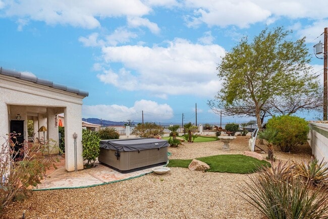 Building Photo - Long Term 4 Bedroom Rental with a Beautifu...