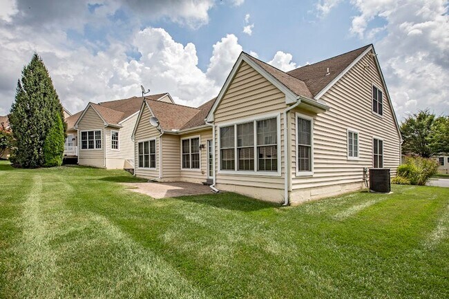 Building Photo - Beautiful 3 bedroom, 3 bath home in over 5...