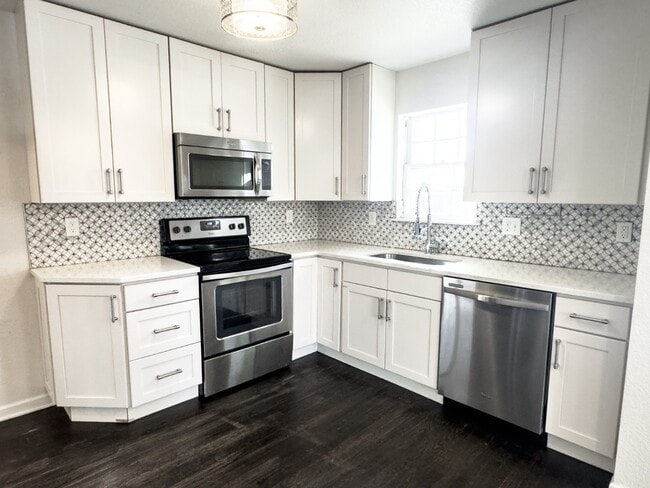 Building Photo - Spacious 5-Bedroom Gem on Locust Street – 2,053 Sq. Ft. of Comfort in Denver's Heart!