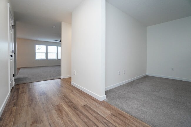 Building Photo - 1512 W Cub River Dr