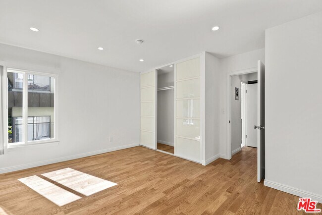 Building Photo - 1233 N Harper Ave