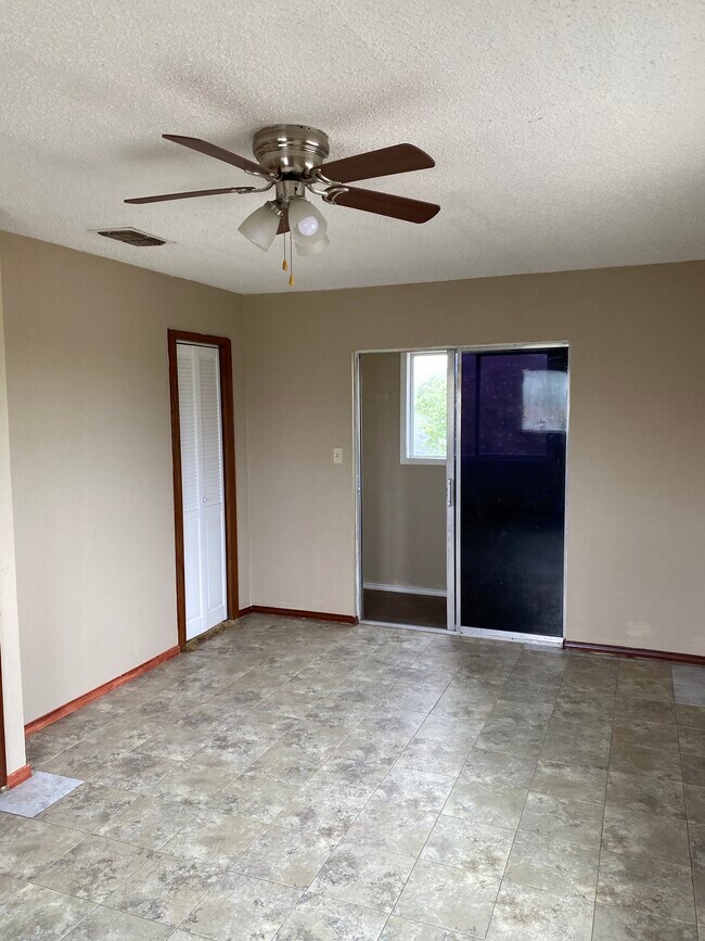 Building Photo - 985 N Iowa Ave