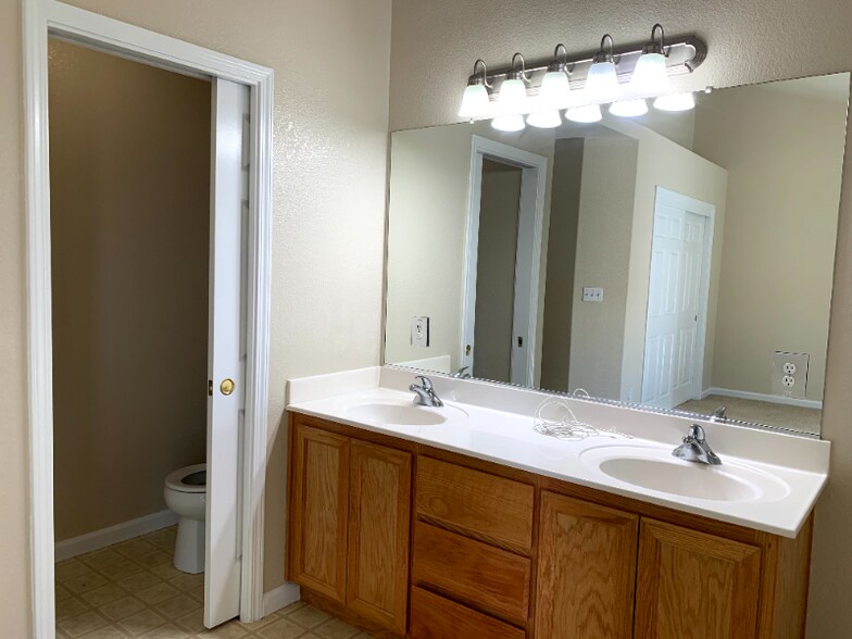 Building Photo - 540 W Deerwood Ln
