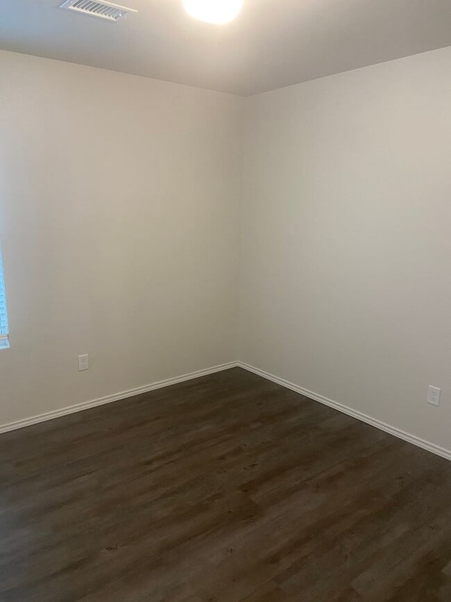 Building Photo - Pre-Leasing Available — Spacious 3-Bedroom, 2-Bath Home in Shadow Valley