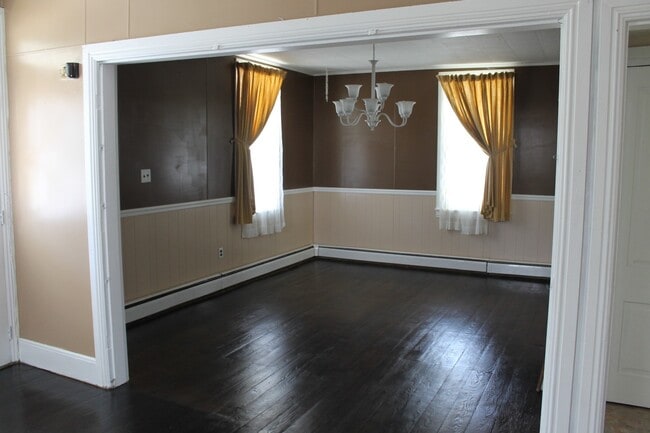 Building Photo - Spacious Single Family Home