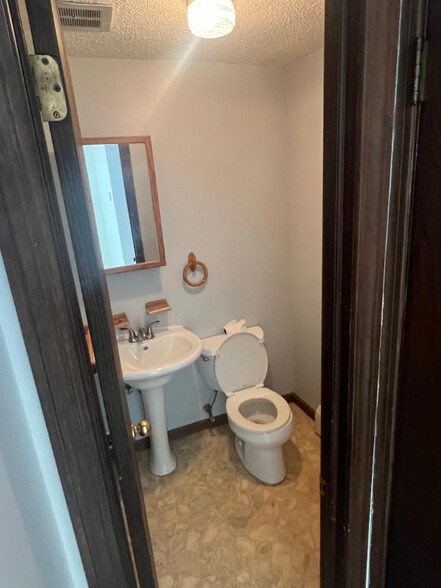 Building Photo - 33 Glen Eagle Dr