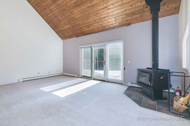 Building Photo - 4 Bed 3 Bath Home off of Gold Hill Rd- PET...