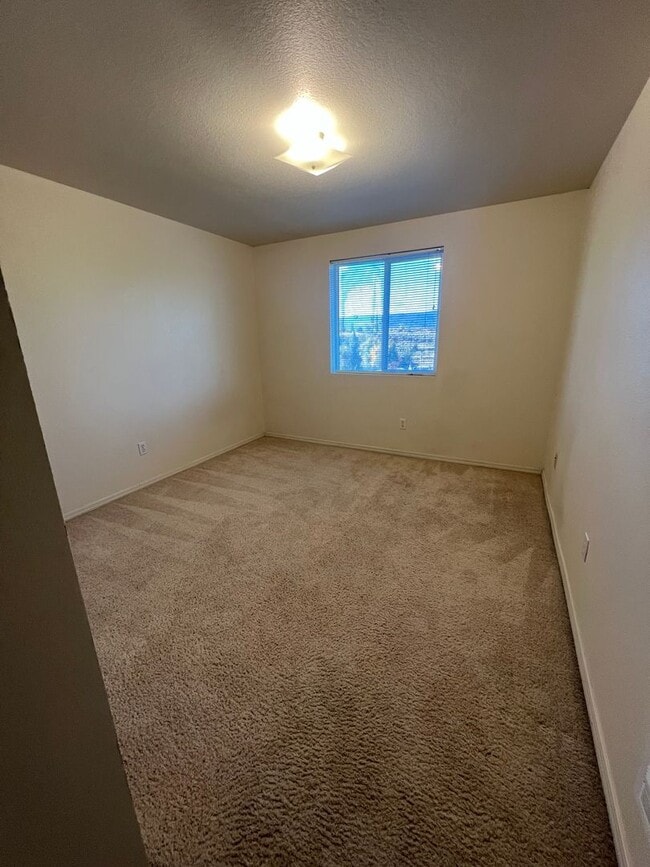 Building Photo - 2 Bedroom, 1 Bath Upstairs Apartment - Loc...