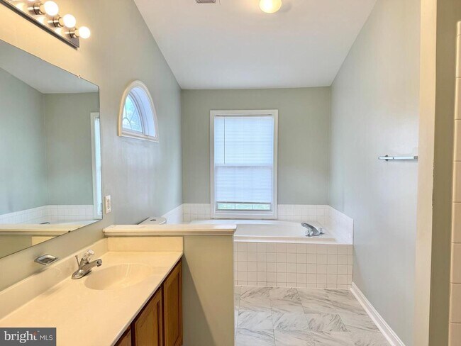 Building Photo - 9 Kimberly Dr