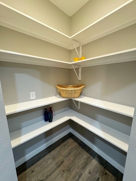 Building Photo - 142 Avant