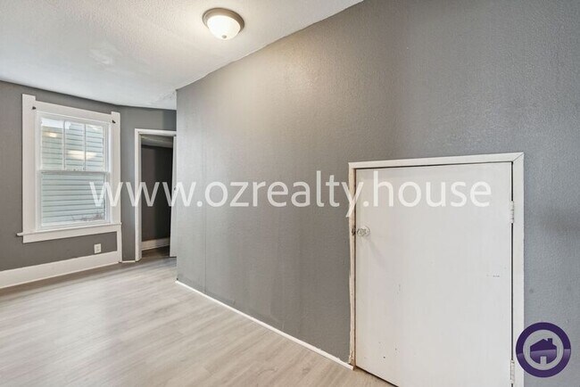 Building Photo - 4319 Parrakeet Ave