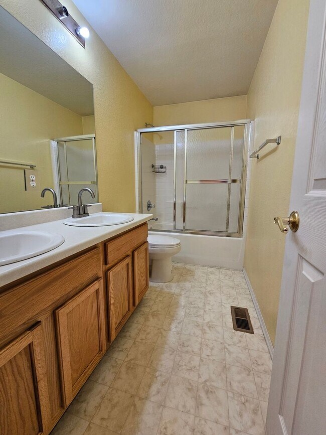 Building Photo - Fabulous 4 Bed Home Near Buckley Space Force Base