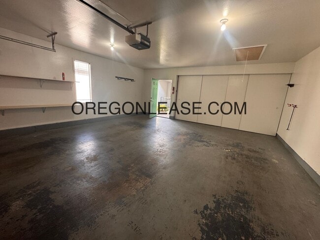 Building Photo - Spacious Home in Prime Ferry Street Bridge...