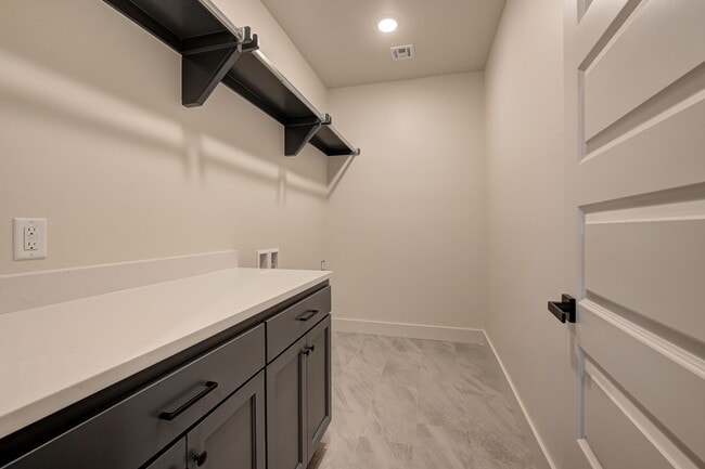 Building Photo - 6016 Kinnick Dr