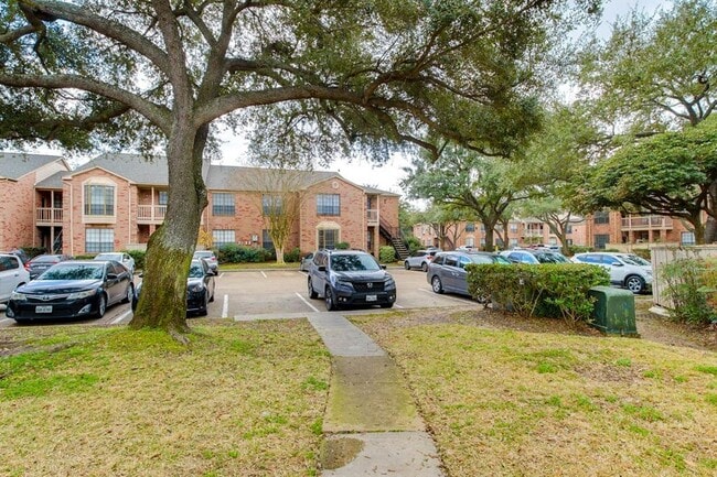 Building Photo - 2255 Braeswood Park Dr