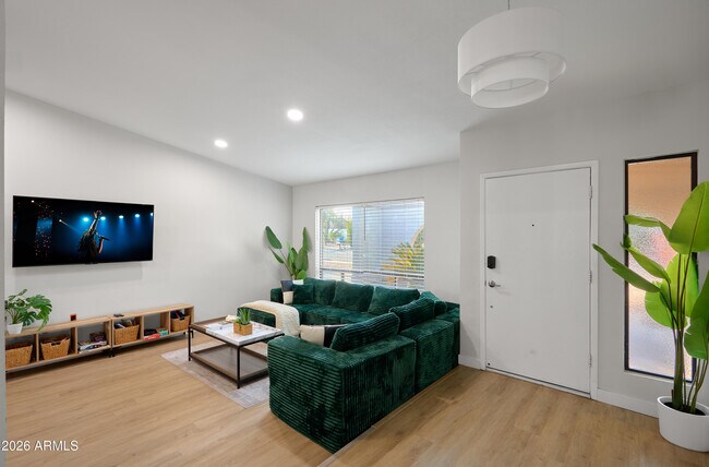Building Photo - 2331 E Sunnyside Dr